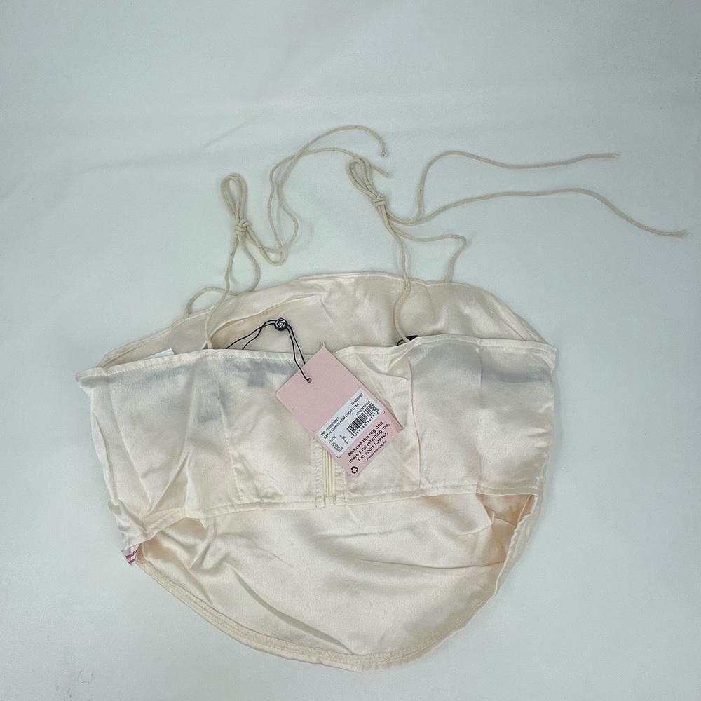 SATIN CURVE HEM CROP CAMI
NUDE - Picture 2 of 3